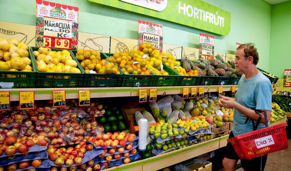 A patron shops for fruit at a store operated under the Dia brand, a unit of Carrefour SA, in Sao Paulo, Brazil, on Monday, March 8, 2010. Wal-Mart Stores Inc. says it will spend $1.2 billion this year on store openings and expansion in a strategy to edge (Foto: Charles Nisz) A patron shops for fruit at a store operated under the Dia brand, a unit of Carrefour SA, in Sao Paulo, Brazil, on Monday, March 8, 2010. Wal-Mart Stores Inc. says it will spend $1.2 billion this year on store openings and expansion in a strategy to edge