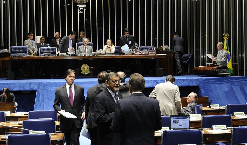 Senadores discutem o Projeto de Lei de Conversão 2/2014, que fixa nova norma de tributação de lucros de empresas controladas no exterior por matriz brasileira. O texto do projeto é proveniente da Medida Provisória (MP) 627/2013 (Foto: Valter Lima) Senadores discutem o Projeto de Lei de Conversão 2/2014, que fixa nova norma de tributação de lucros de empresas controladas no exterior por matriz brasileira. O texto do projeto é proveniente da Medida Provisória (MP) 627/2013
