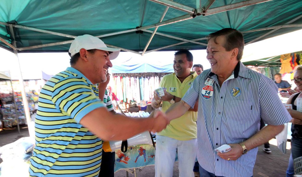 Jovair promete feira coberta ao Vera Cruz II (Foto: Marco Monteiro/Divulgação) Jovair promete feira coberta ao Vera Cruz II