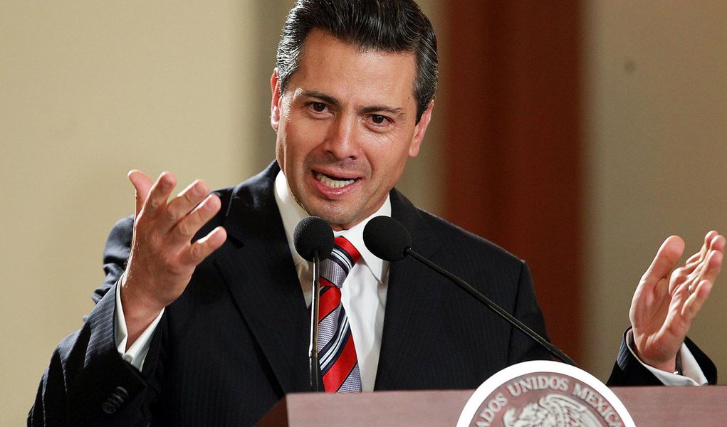 30108135. México, D.F.- El presidente Enrique Peña Nieto, encabezó la clausura de los trabajos de la XXIV Reunión de Embajadores y Cónsules, este día en Palacio Nacional.
NOTIMEX/FOTO/JOSÉ PAZOS/JPF/POL/
(Foto: Roberta Namour) 30108135. México, D.F.- El presidente Enrique Peña Nieto, encabezó la clausura de los trabajos de la XXIV Reunión de Embajadores y Cónsules, este día en Palacio Nacional.
NOTIMEX/FOTO/JOSÉ PAZOS/JPF/POL/