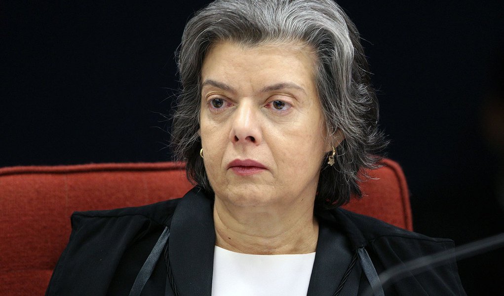 "Tenho trabalhado 18 horas por dia", afirma Cármen Lúcia (Foto: Nelson Jr./SCO/STF) "Tenho trabalhado 18 horas por dia", afirma Cármen Lúcia