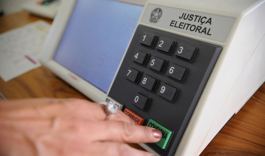 Candidatos vão verificar informação que aparecerão na urna eletrônica (Foto: Giuliana Miranda) Candidatos vão verificar informação que aparecerão na urna eletrônica