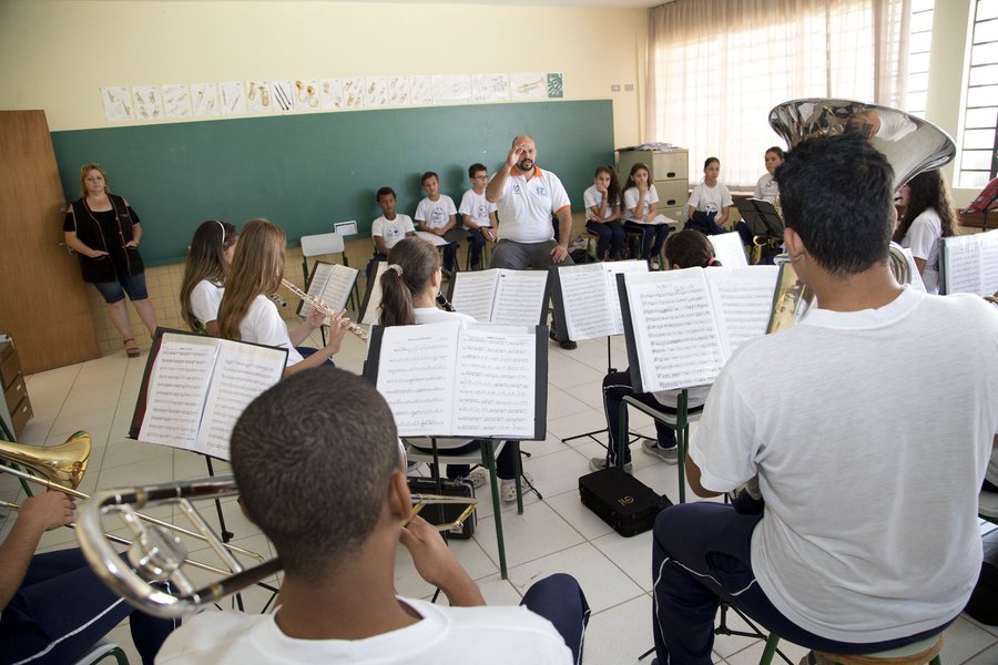 01-04-13 - Escola Estadual MAria Gai Grendel no bairro Caximba rua Delegado Bruno de Almeida, aula de música com o professor e maestro Vitor Rodrigues . Foto: Hedeson Alves. (Foto: Romulo Faro) 01-04-13 - Escola Estadual MAria Gai Grendel no bairro Caximba rua Delegado Bruno de Almeida, aula de música com o professor e maestro Vitor Rodrigues . Foto: Hedeson Alves.