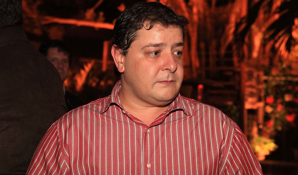 SÃO PAULO, SP, 31.05.2010: MÔNICA BERGAMO/ ANIVERSÁRIO ORLANDO SILVA - Fábio Luis, filho do presidente Lula, no aniversário do ministro dos Esportes, Orlando Silva. (Foto: Greg Salibian/Folhapress) (Foto: Roberta Namour) SÃO PAULO, SP, 31.05.2010: MÔNICA BERGAMO/ ANIVERSÁRIO ORLANDO SILVA - Fábio Luis, filho do presidente Lula, no aniversário do ministro dos Esportes, Orlando Silva. (Foto: Greg Salibian/Folhapress)