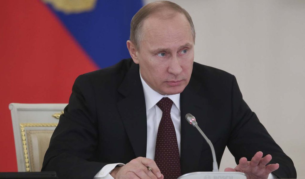 Russian President Vladimir Putin takes part in a meeting on social and economic development in Moscow's Kremlin December 23, 2013. REUTERS/Mikhail Metzel/RIA Novosti/Kremlin (RUSSIA - Tags: POLITICS BUSINESS) ATTENTION EDITORS - THIS IMAGE HAS BEEN SUPPLI (Foto: Roberta Namour) Russian President Vladimir Putin takes part in a meeting on social and economic development in Moscow's Kremlin December 23, 2013. REUTERS/Mikhail Metzel/RIA Novosti/Kremlin (RUSSIA - Tags: POLITICS BUSINESS) ATTENTION EDITORS - THIS IMAGE HAS BEEN SUPPLI