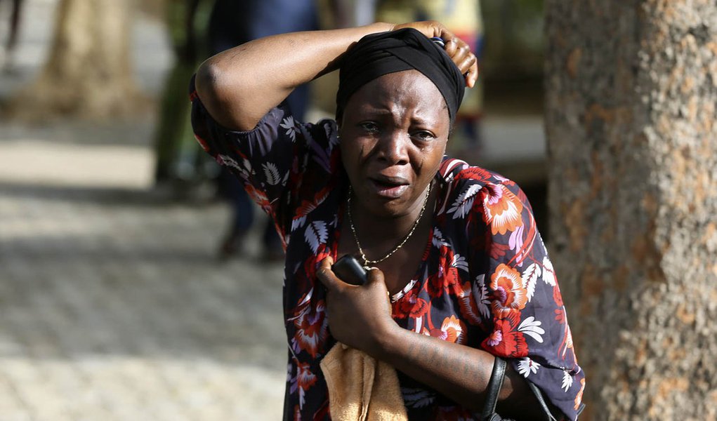 Bystanders react as victims of a bomb blast arrive at the Asokoro General Hospital in Abuja April 14, 2014. A morning rush-hour bomb killed at least 71 people at a Nigerian bus station near the capital on Monday, raising concerns about the spread of an Is (Foto: Gisele Federicce) Bystanders react as victims of a bomb blast arrive at the Asokoro General Hospital in Abuja April 14, 2014. A morning rush-hour bomb killed at least 71 people at a Nigerian bus station near the capital on Monday, raising concerns about the spread of an Is