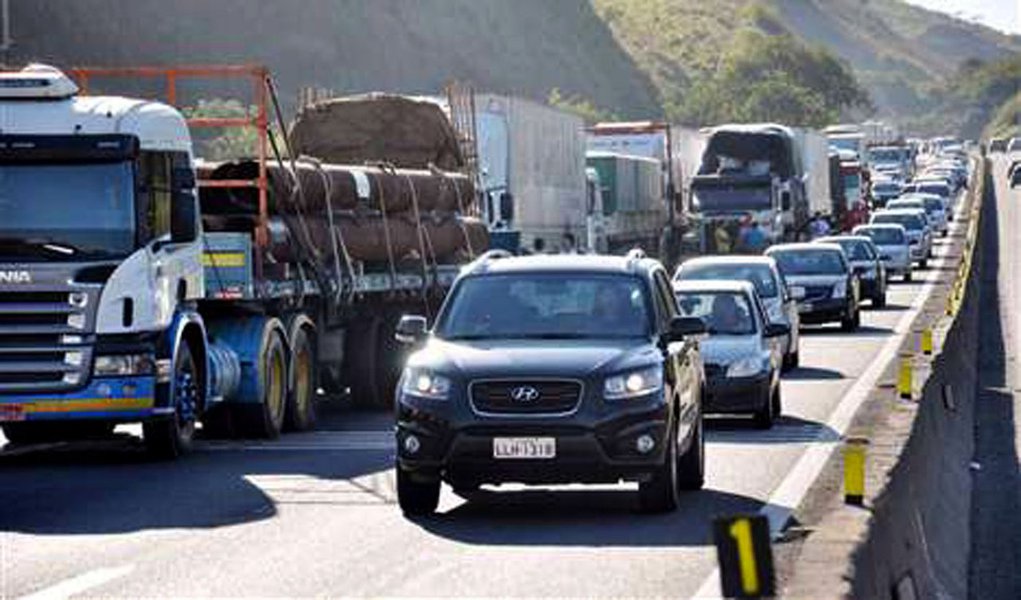 Protesto causa 15 km de engarrafamento na Dutra (Foto: Divulgação_João Marco Coelho/Divulgação) Protesto causa 15 km de engarrafamento na Dutra