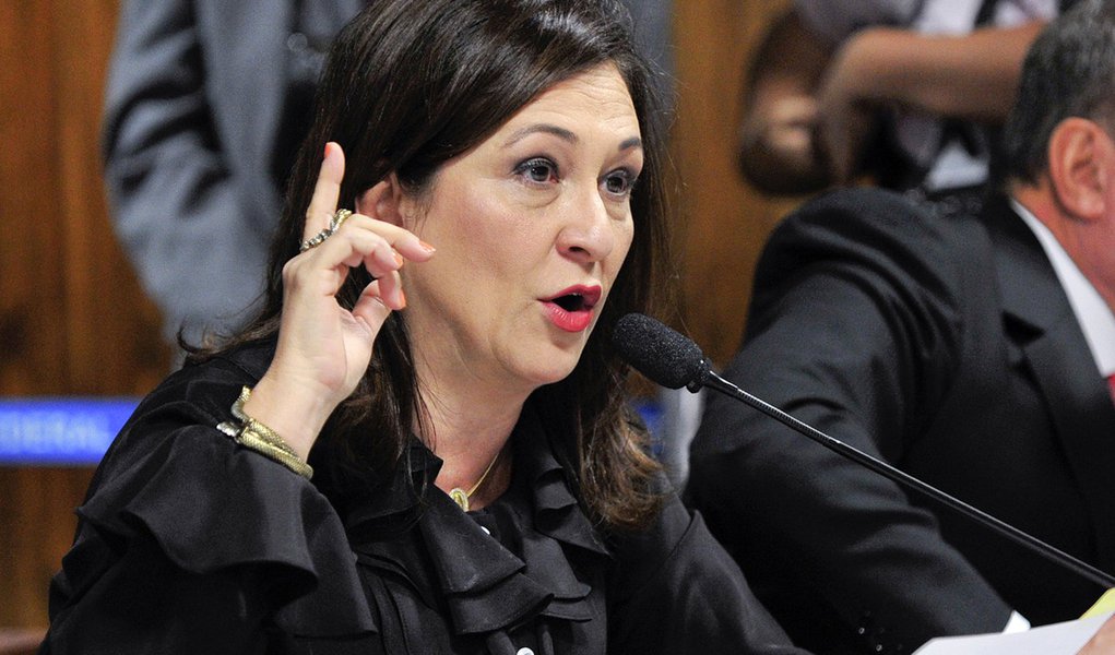Na CPI, Kátia Abreu diz que “Carminha e Max só na novela” (Foto: Geraldo Magela/Agência Senado) Na CPI, Kátia Abreu diz que “Carminha e Max só na novela”