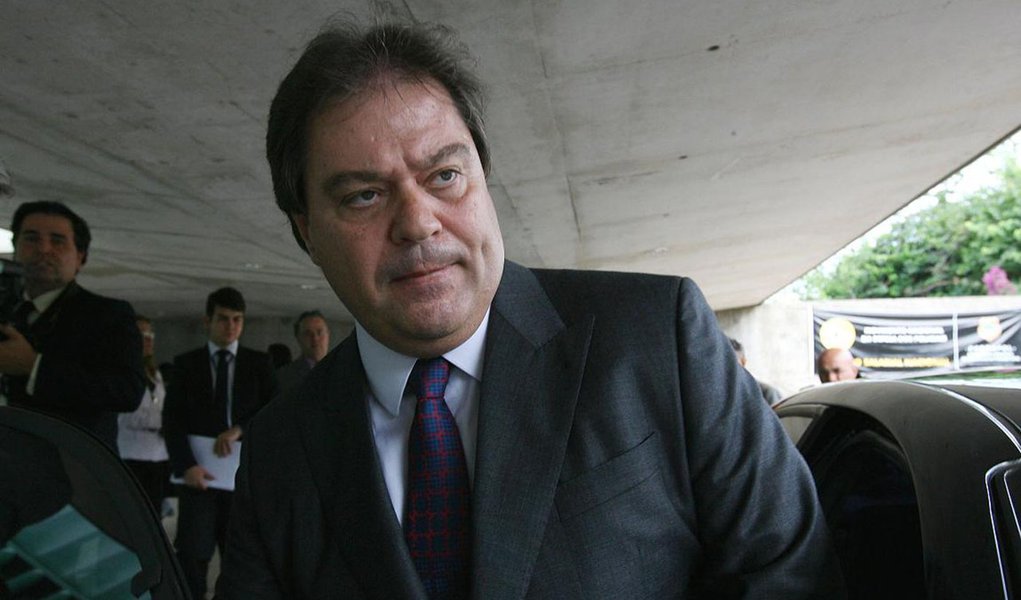 DF - ORÇAMENTO/RELATORIA - POLÍTICA - O senador Gim Argello (PTB-DF) deixa o Congresso Nacional, em Brasília, após renunciar ao cargo de relator-geral do Orçamento de 2011, nesta terça-feira. Gim também se afastou da própria Comissão Mista do Orçamento (Foto: Leonardo Attuch) DF - ORÇAMENTO/RELATORIA - POLÍTICA - O senador Gim Argello (PTB-DF) deixa o Congresso Nacional, em Brasília, após renunciar ao cargo de relator-geral do Orçamento de 2011, nesta terça-feira. Gim também se afastou da própria Comissão Mista do Orçamento