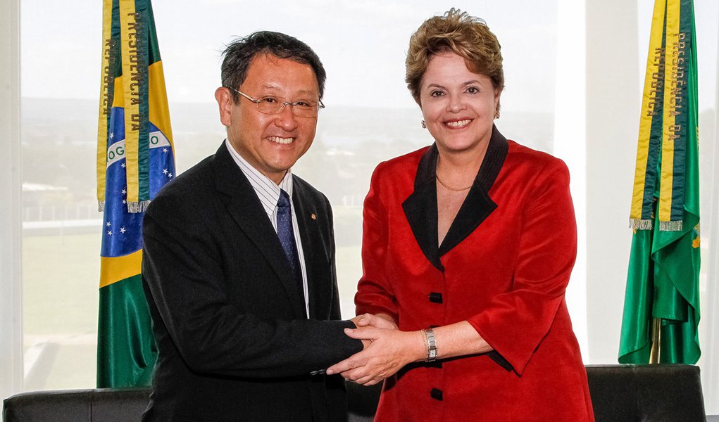 Toyota investirá R$ 1 bi para fábrica em SP (Foto: Roberto Stuckert Filho/PR) Toyota investirá R$ 1 bi para fábrica em SP