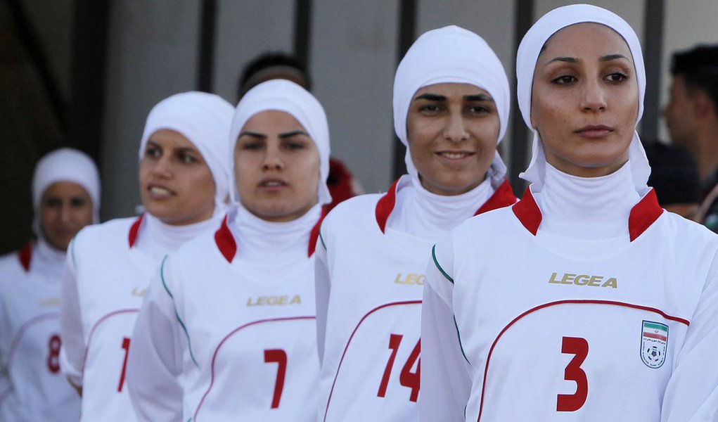 The Iranian women's national soccer team walk to the pitch before withdrawing from their qualifying match against Jordan for the 2012 London Olympic Games in Amman June 3, 2011. The Iranian team were banned from the match on Friday in the second round of (Foto: Gisele Federicce) The Iranian women's national soccer team walk to the pitch before withdrawing from their qualifying match against Jordan for the 2012 London Olympic Games in Amman June 3, 2011. The Iranian team were banned from the match on Friday in the second round of