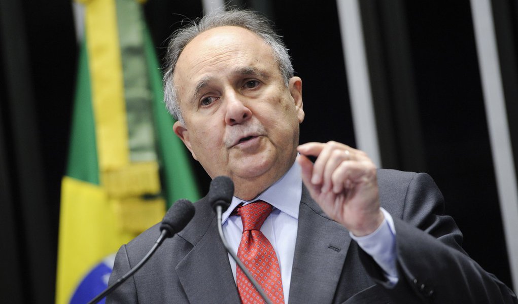 Senador Cristovam Buarque (PDT-DF) cobra mais investimentos em ciência e tecnologia e disse que o Brasil tem desperdiçado recursos, além de investir de forma insuficiente e incorreta no setor (Foto: Charles Nisz) Senador Cristovam Buarque (PDT-DF) cobra mais investimentos em ciência e tecnologia e disse que o Brasil tem desperdiçado recursos, além de investir de forma insuficiente e incorreta no setor