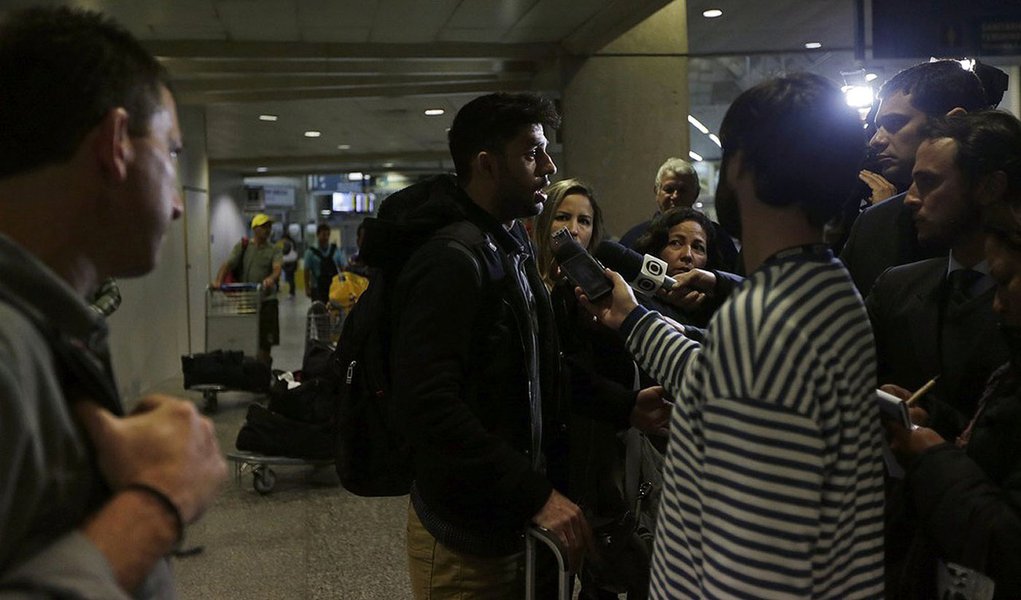 David Miranda (2nd L), partner of U.S. journalist Glenn Greenwald (L), speaks to the media at Rio de Janeiro's International Airport August 19, 2013. British authorities used anti-terrorism powers on Sunday to detain Miranda, whose partner Greenwald has c (Foto: Gisele Federicce) David Miranda (2nd L), partner of U.S. journalist Glenn Greenwald (L), speaks to the media at Rio de Janeiro's International Airport August 19, 2013. British authorities used anti-terrorism powers on Sunday to detain Miranda, whose partner Greenwald has c