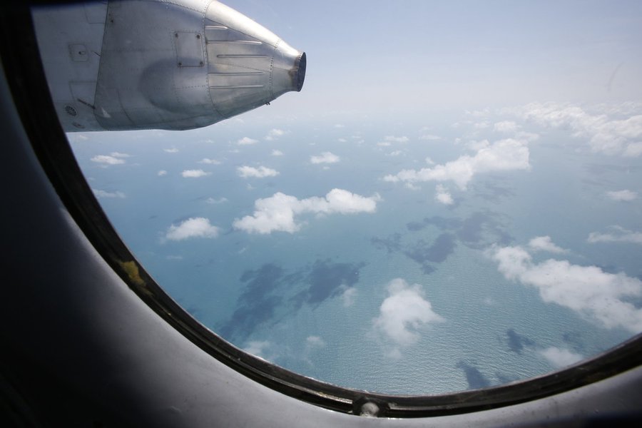 Clouds hover outside the window of a Vietnam Air Force search and rescue aircraft An-26 on a mission to find the missing Malaysia Airlines flight MH370, off Vietnam's Tho Chu island March 10, 2014. The disappearance of a Malaysian airliner about an hour i (Foto: Gisele Federicce) Clouds hover outside the window of a Vietnam Air Force search and rescue aircraft An-26 on a mission to find the missing Malaysia Airlines flight MH370, off Vietnam's Tho Chu island March 10, 2014. The disappearance of a Malaysian airliner about an hour i