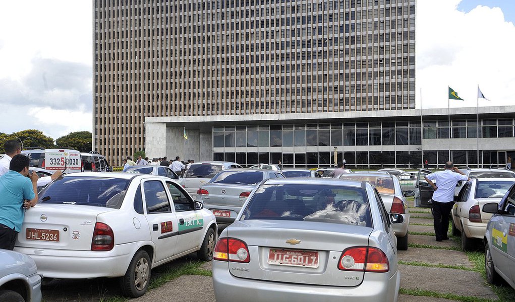 Brasília - Taxistas autonômos fazem manifestação em frente ao Palácio do Buriti, por novas concessões e para que o governo reconheça a categoria de motoristas que alugam taxis. GDF prepara licitação de 646 novas concessões ainda este semestre.
(Foto: Leonardo Araújo) Brasília - Taxistas autonômos fazem manifestação em frente ao Palácio do Buriti, por novas concessões e para que o governo reconheça a categoria de motoristas que alugam taxis. GDF prepara licitação de 646 novas concessões ainda este semestre.