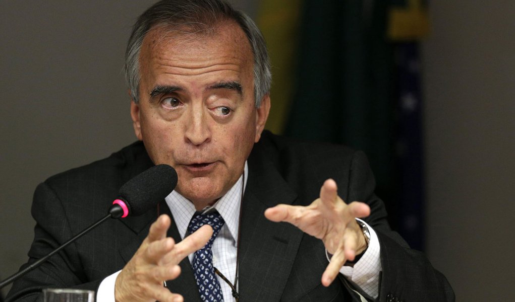 Former director of Brazil's state-run oil company Petrobras, Nestor Cervero, attends a meeting of the supervision and control committee, discussing corruption allegations involving the purchase of a refinery in Pasadena, Texas, at the Lower House of Congr (Foto: Valter Lima) Former director of Brazil's state-run oil company Petrobras, Nestor Cervero, attends a meeting of the supervision and control committee, discussing corruption allegations involving the purchase of a refinery in Pasadena, Texas, at the Lower House of Congr