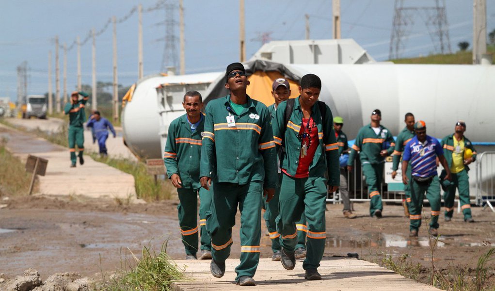 Mais de mil são demitidos por tumulto em Pernambuco (Foto: Guga Matos/Folhapress) Mais de mil são demitidos por tumulto em Pernambuco