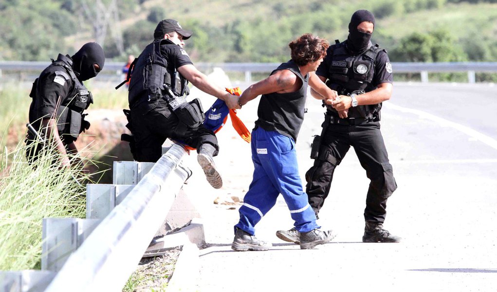 Após quebra-quebra, prisões e volta ao trabalho (Foto: Guga Matos/JC Imagem/Folhapress) Após quebra-quebra, prisões e volta ao trabalho