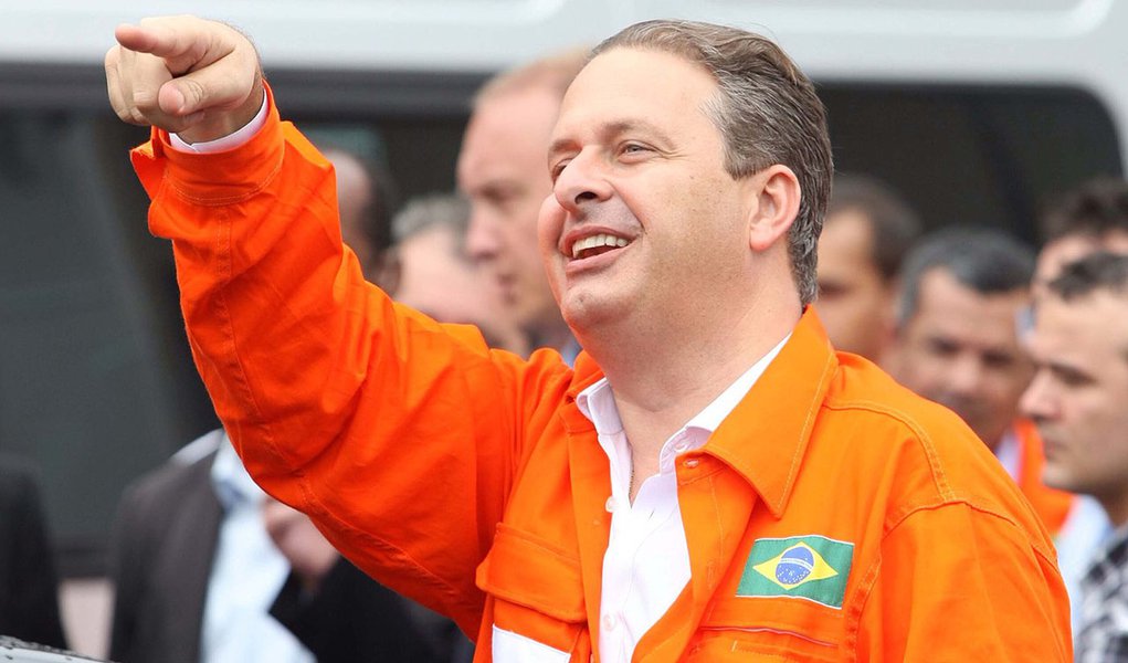 IPOJUCA,PE,17.12.2013:DILMA/CAMPOS/INAUGURAÇÃO PLATAFORMA - O governador de Pernambuco, Eduardo Campos participa da inauguração da plataforma P-62, na manhã desta terça (17), no estaleiro Atlântico Sul em Ipojuca (PE), na companhia da presidente da Repúbl (Foto: Roberta Namour) IPOJUCA,PE,17.12.2013:DILMA/CAMPOS/INAUGURAÇÃO PLATAFORMA - O governador de Pernambuco, Eduardo Campos participa da inauguração da plataforma P-62, na manhã desta terça (17), no estaleiro Atlântico Sul em Ipojuca (PE), na companhia da presidente da Repúbl