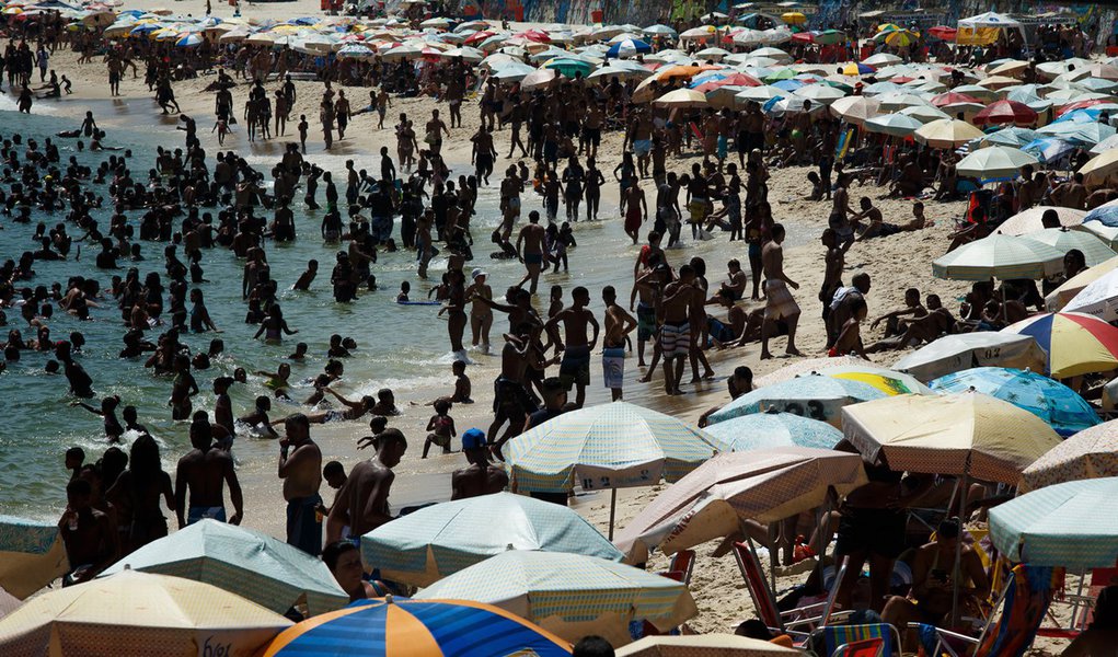 RIO DE JANEIRO, RJ - 03.01.2014: CLIMA/CALOR/RJ - Movimentação de banhistas na praia do Arpoador, na zona sul da cidade, nesta sexta-feira de temperatura elevada. Calor atinge 40ºC, com sensação térmica de 50ºC. (Foto: Daniel Marenco/Folhapress) (Foto: Leonardo Attuch) RIO DE JANEIRO, RJ - 03.01.2014: CLIMA/CALOR/RJ - Movimentação de banhistas na praia do Arpoador, na zona sul da cidade, nesta sexta-feira de temperatura elevada. Calor atinge 40ºC, com sensação térmica de 50ºC. (Foto: Daniel Marenco/Folhapress)