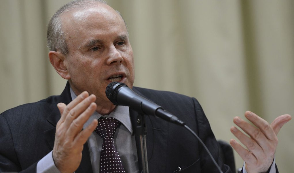 Brasília - O ministro da Fazenda, Guido Mantega, durante entrevista, anuncia redução do imposto de importação para mais de cem produtos (Foto: Gisele Federicce) Brasília - O ministro da Fazenda, Guido Mantega, durante entrevista, anuncia redução do imposto de importação para mais de cem produtos