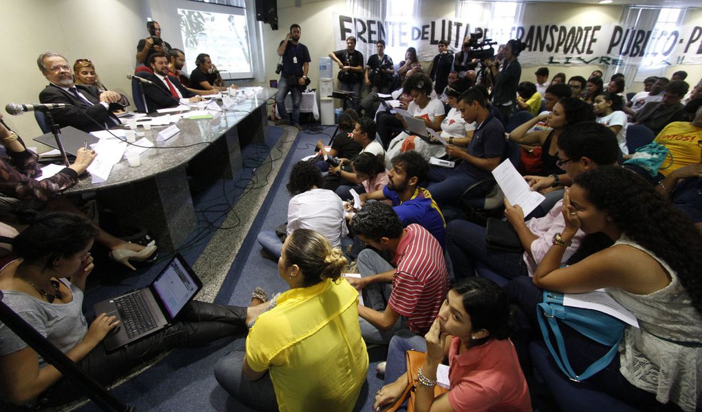 RECIFE, PE - 08.08.2013: CONFRONTO/AUDIÊNCIA/TRANSPORTE/PE - Manifestantes ligado à Frente de Luta pelo Transporte Público de Pernambuco resolveram permanecer no local por tempo indeterminado .Uma audiência pública sobre Transporte Público, Mobilidade Urb (Foto: Paulo Emílio) RECIFE, PE - 08.08.2013: CONFRONTO/AUDIÊNCIA/TRANSPORTE/PE - Manifestantes ligado à Frente de Luta pelo Transporte Público de Pernambuco resolveram permanecer no local por tempo indeterminado .Uma audiência pública sobre Transporte Público, Mobilidade Urb