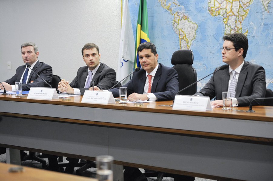 CRE - pauta: delibera sobre as emendas da comissão ao projeto de lei de Diretrizes Orçamentárias para 2014 (PL 2/2013-CN). A Comissão de Relações Exteriores e Defesa Nacional (CRE) realiza audiência pública para debater as denúncias de espionagem por part (Foto: Gisele Federicce) CRE - pauta: delibera sobre as emendas da comissão ao projeto de lei de Diretrizes Orçamentárias para 2014 (PL 2/2013-CN). A Comissão de Relações Exteriores e Defesa Nacional (CRE) realiza audiência pública para debater as denúncias de espionagem por part