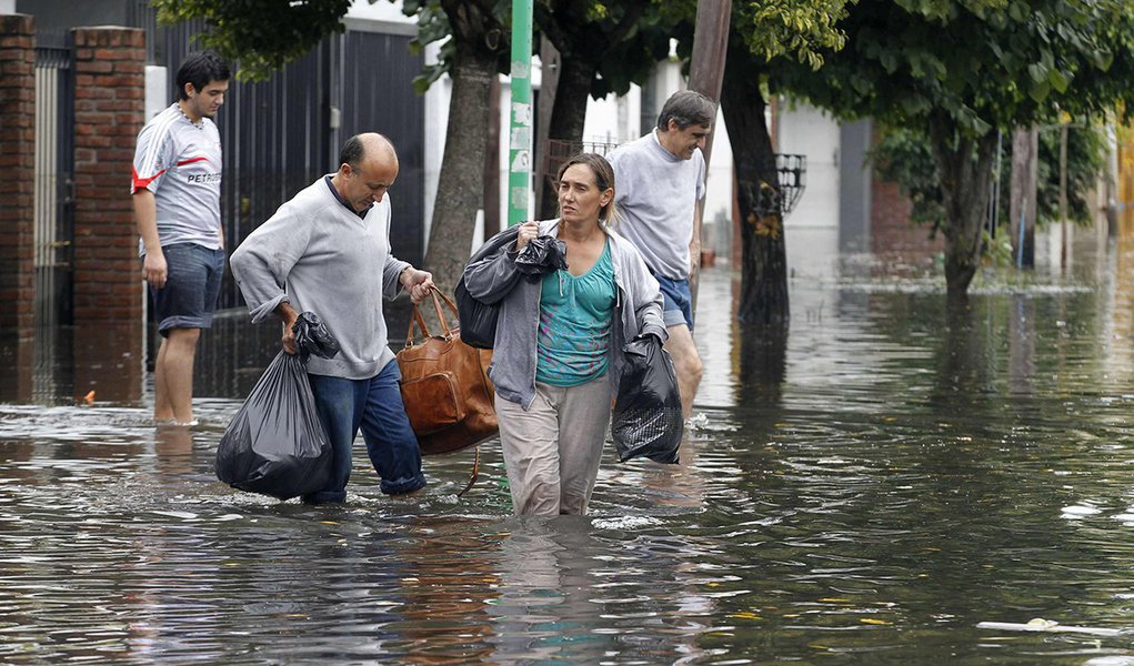 Chuva provoca 57 mortes na Argentina (Foto: ENRIQUE MARCARIAN) Chuva provoca 57 mortes na Argentina