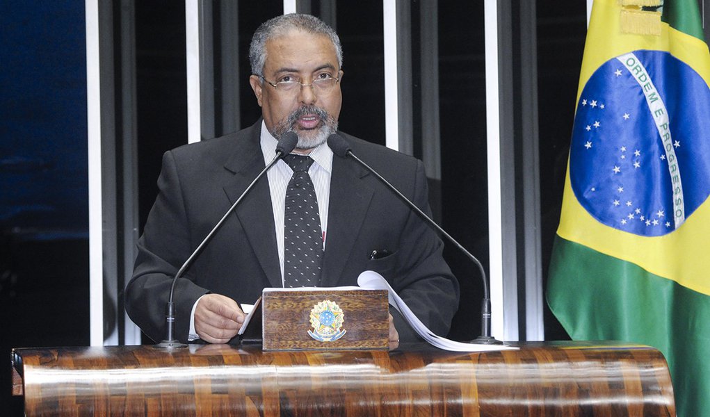 Em discurso na tribuna do Senado, senador Paulo Paim (PT-RS) (Foto: Leonardo Lucena) Em discurso na tribuna do Senado, senador Paulo Paim (PT-RS)