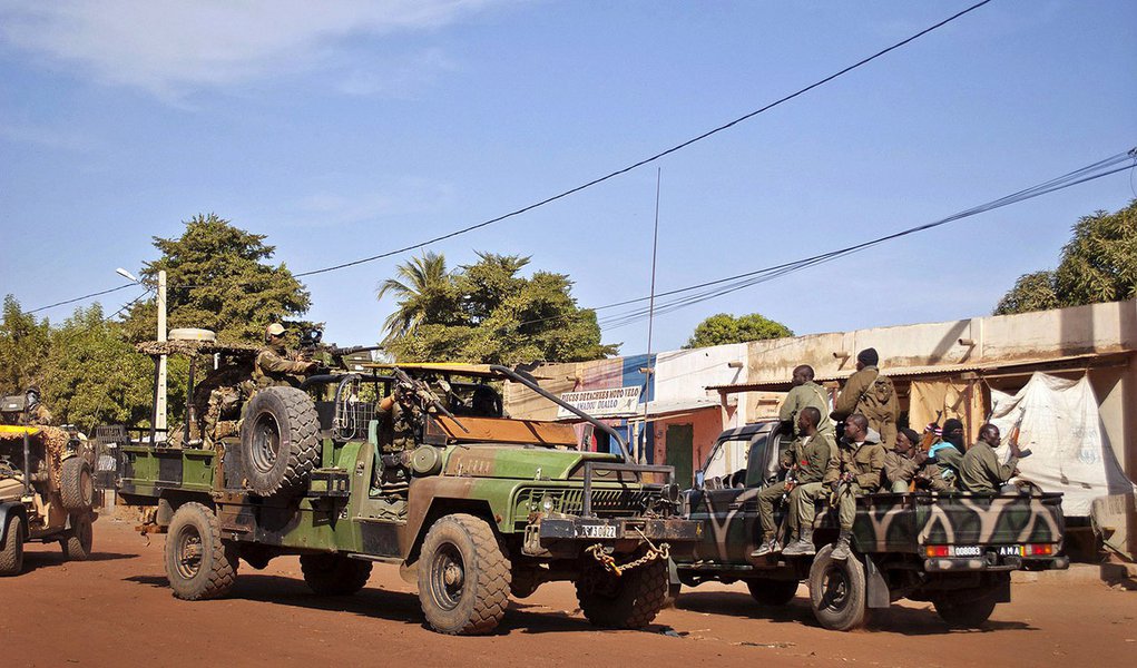 França fica no Mali até que estabilidade seja restaurada (Foto: STRINGER) França fica no Mali até que estabilidade seja restaurada
