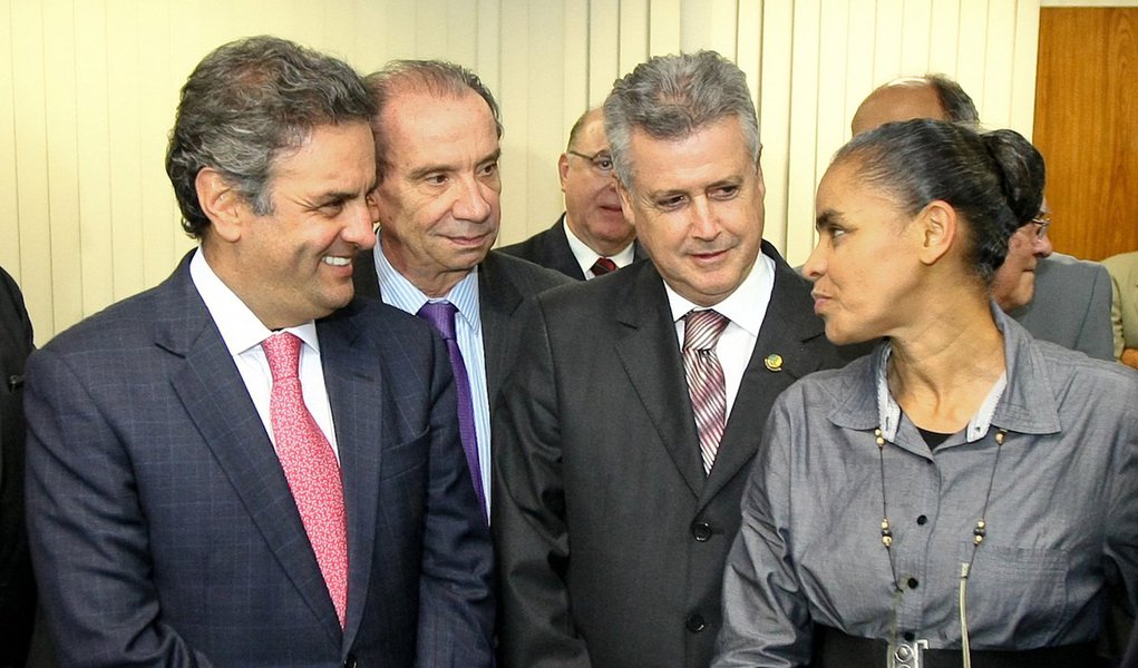 Aécio se une a Marina em defesa de novos partidos Aécio se une a Marina em defesa de novos partidos