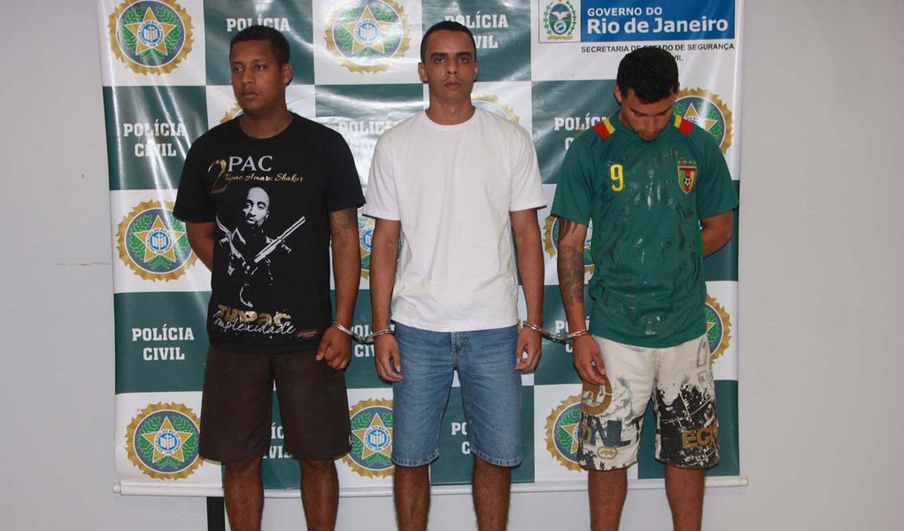 RIO DE JANEIRO,RJ,26.08.2013:PRISÃO SUSPEITOS/ATAQUE SEDE AFROREGGAE - Policiais da 22ª DP (Penha) prendem nesta segunda-feira (26), no Rio de Janeiro (RJ), três acusados de participar dos ataques à sede do Afroreggae, sendo eles: José Carlos Gomes, Felip (Foto: Leonardo Lucena) RIO DE JANEIRO,RJ,26.08.2013:PRISÃO SUSPEITOS/ATAQUE SEDE AFROREGGAE - Policiais da 22ª DP (Penha) prendem nesta segunda-feira (26), no Rio de Janeiro (RJ), três acusados de participar dos ataques à sede do Afroreggae, sendo eles: José Carlos Gomes, Felip