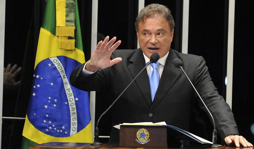 Brasília - O senador Alvaro Dias (PSDB-PR) fala na tribuna que considerou precipitado qualquer julgamento sobre o desfecho da Comissão Parlamentar de Inquérito (CPI) mista que investiga as relações criminosas do contraventor Carlos Cachoeira (Foto: Roberta Namour) Brasília - O senador Alvaro Dias (PSDB-PR) fala na tribuna que considerou precipitado qualquer julgamento sobre o desfecho da Comissão Parlamentar de Inquérito (CPI) mista que investiga as relações criminosas do contraventor Carlos Cachoeira