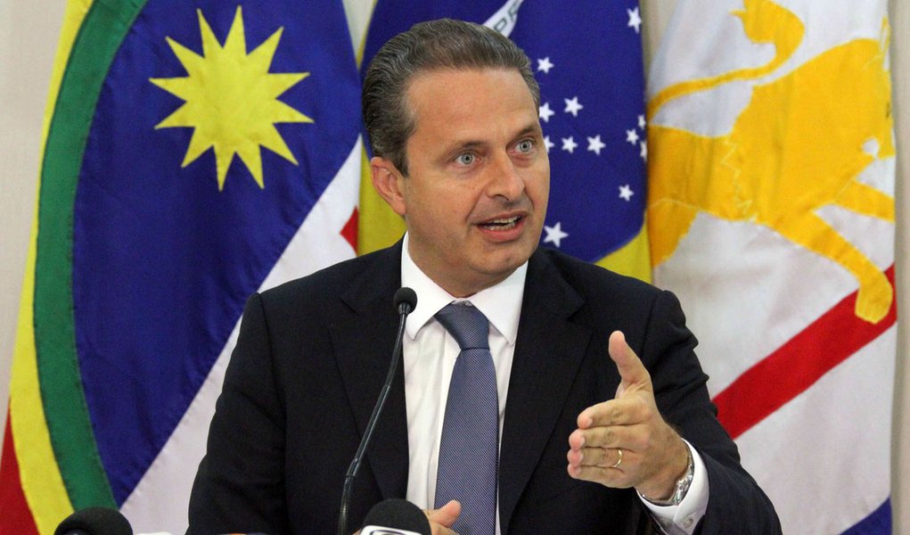 RECIFE, PE - 02.07.2013: COLETIVA/EDUARDO CAMPOS/PE - O governador de Pernambuco, Eduardo Campos (PSB), torna pública, em entrevista coletiva na tarde desta terça-feira, uma nota dura, em que reforça o apoio à realização de uma reforma política - onde sug (Foto: Paulo Emílio) RECIFE, PE - 02.07.2013: COLETIVA/EDUARDO CAMPOS/PE - O governador de Pernambuco, Eduardo Campos (PSB), torna pública, em entrevista coletiva na tarde desta terça-feira, uma nota dura, em que reforça o apoio à realização de uma reforma política - onde sug