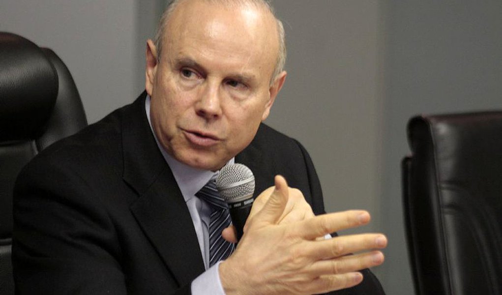 Sem radicalismo, Ming aponta gol de Mantega (Foto: AMAURI NEHN) Sem radicalismo, Ming aponta gol de Mantega