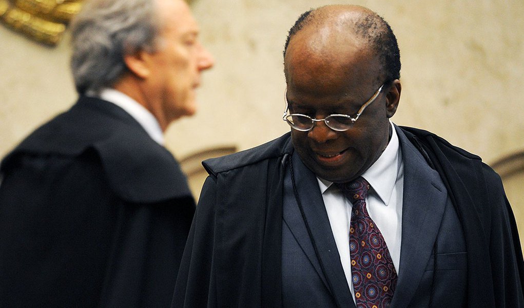 BRASÍLIA, DF, 05.12.2012: MENSALÃO/STF - O ministro Ricardo Lewandowski e o presidente do STF, Joaquim Barbosa - Sessão plenária no STF (Supremo Tribunal Federal) onde ocorre nesta quarta-feira (05), o julgamento da Ação Penal 470, processo conhecido co (Foto: Gisele Federicce) BRASÍLIA, DF, 05.12.2012: MENSALÃO/STF - O ministro Ricardo Lewandowski e o presidente do STF, Joaquim Barbosa - Sessão plenária no STF (Supremo Tribunal Federal) onde ocorre nesta quarta-feira (05), o julgamento da Ação Penal 470, processo conhecido co