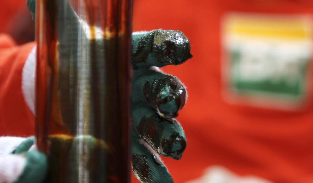Um trabalhador verifica petróleo na plataforma Cidade Angra dos Reis no campo de Lula, cerca de 300 quilômetros da costa do Rio de Janeiro. A produção de petróleo da Petrobras no Brasil somou 1,965 milhão de barris diários em janeiro, volume 3,3 por cento (Foto: Gisele Federicce) Um trabalhador verifica petróleo na plataforma Cidade Angra dos Reis no campo de Lula, cerca de 300 quilômetros da costa do Rio de Janeiro. A produção de petróleo da Petrobras no Brasil somou 1,965 milhão de barris diários em janeiro, volume 3,3 por cento