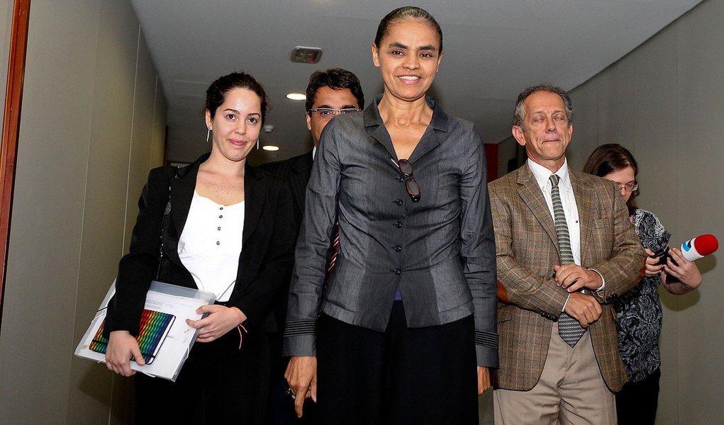 BRASÍLIA, DF, 16.08.2013: MARINA SILVA/DF - A ex-senadora Marina Silva fala com a imprensa após reunião com a Juíza Corregedora do TSE, Laurita Hilário Vaz sobre a criação do partido Rede Sustentabilidade, em Brasília. (Foto: Pedro Ladeira/Folhapress) (Foto: Roberta Namour) BRASÍLIA, DF, 16.08.2013: MARINA SILVA/DF - A ex-senadora Marina Silva fala com a imprensa após reunião com a Juíza Corregedora do TSE, Laurita Hilário Vaz sobre a criação do partido Rede Sustentabilidade, em Brasília. (Foto: Pedro Ladeira/Folhapress)