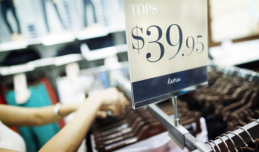 A shop assistant adjusts clothes on hangers at a Specialty Fashion Group owned Katies store in Sydney December 11, 2012. Australia is being invaded by a swathe of foreign retailers, piling pressure on a local industry already battered by weak consumer spe (Foto: Gisele Federicce) A shop assistant adjusts clothes on hangers at a Specialty Fashion Group owned Katies store in Sydney December 11, 2012. Australia is being invaded by a swathe of foreign retailers, piling pressure on a local industry already battered by weak consumer spe