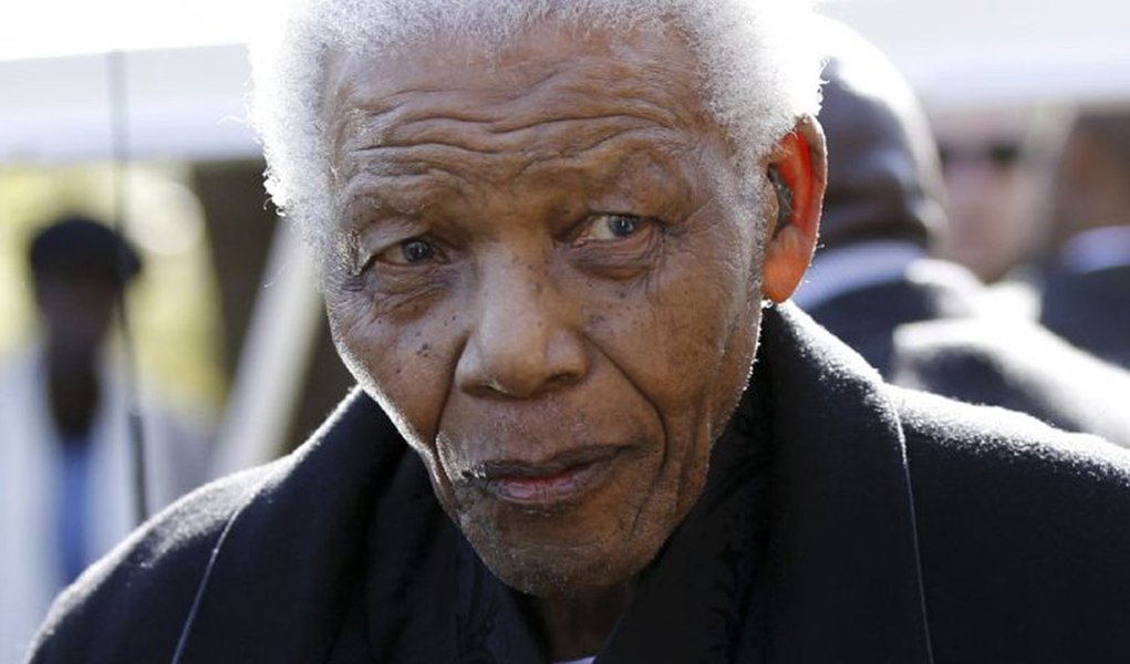 África do Sul nega 'estado vegetativo' de Mandela (Foto: ALEXANDER JOE) África do Sul nega 'estado vegetativo' de Mandela
