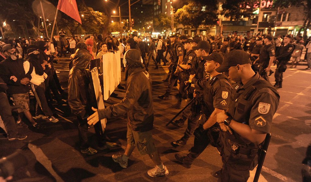 RIO DE JANEIRO, RJ, 19.08.2013: MANIFESTAÇÃO/RIO – Manifestantes e policiais entram em confronto na frente da Alerj - Manifestantes e integrantes do grupo Black Blocs, pessoas vestidas de preto e mascaradas, para não serem identificados pelas autoridades, (Foto: Leonardo Lucena) RIO DE JANEIRO, RJ, 19.08.2013: MANIFESTAÇÃO/RIO – Manifestantes e policiais entram em confronto na frente da Alerj - Manifestantes e integrantes do grupo Black Blocs, pessoas vestidas de preto e mascaradas, para não serem identificados pelas autoridades,
