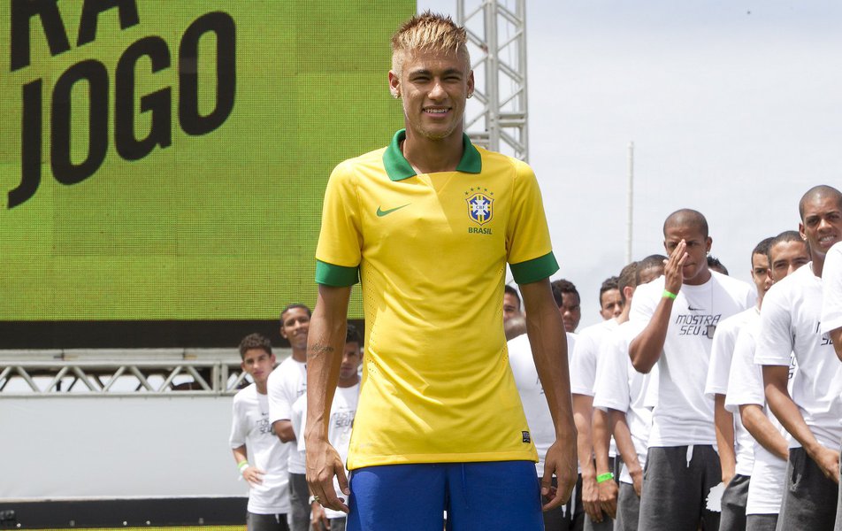 Neymar apresenta a nova camisa da seleção (Foto: Rafael Ribeiro /CBF) Neymar apresenta a nova camisa da seleção