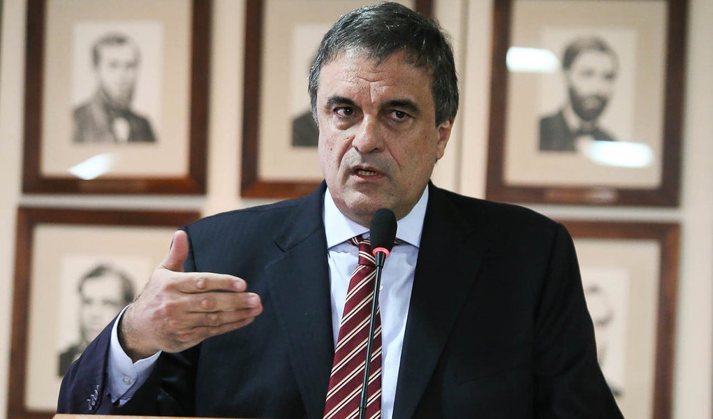 BRASÍLIA, DF, 29.10.2013: JUSTIÇA/VIOLÊNCIA - O ministro da Justiça, José Eduardo Cardozo fala sobre os atos de violência em São Paulo e no Rio de Janeiro, nesta terça-feira (29), no Ministério da Justiça, em Brasília. (Foto: Sérgio Lima/Folhapress) (Foto: Aquiles Lins) BRASÍLIA, DF, 29.10.2013: JUSTIÇA/VIOLÊNCIA - O ministro da Justiça, José Eduardo Cardozo fala sobre os atos de violência em São Paulo e no Rio de Janeiro, nesta terça-feira (29), no Ministério da Justiça, em Brasília. (Foto: Sérgio Lima/Folhapress)