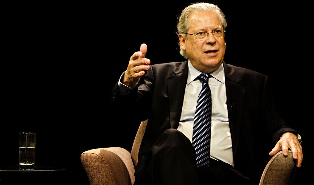 Nem tão amigo de Campos, Dirceu chega ao Recife (Foto: Marlene Bergamo) Nem tão amigo de Campos, Dirceu chega ao Recife