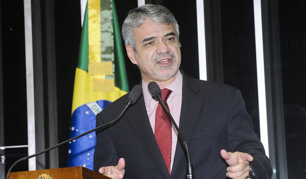 Em discurso na tribuna do Senado, senador Humberto Costa (PT-PE). (Foto: Paulo Emílio) Em discurso na tribuna do Senado, senador Humberto Costa (PT-PE).