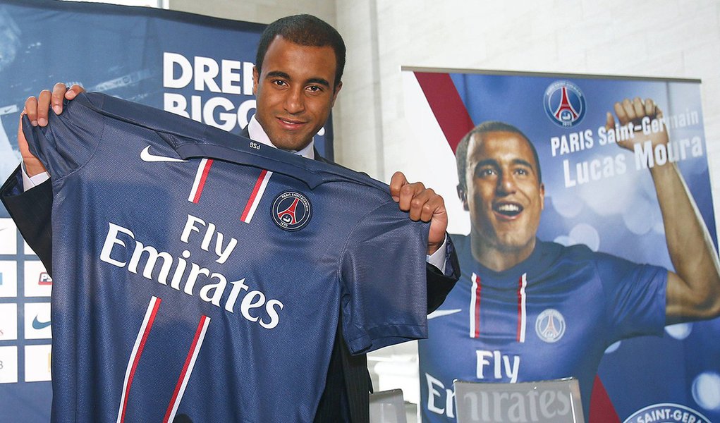 Lucas chega ao PSG mirando posto de melhor do mundo (Foto: FADI AL-ASSAAD) Lucas chega ao PSG mirando posto de melhor do mundo