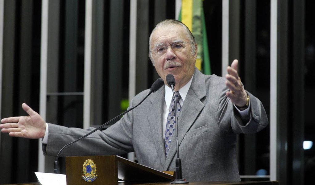 Em discurso na tribuna do plenário do Senado, senador José Sarney (PMDB-AP) (Foto: Gisele Federicce) Em discurso na tribuna do plenário do Senado, senador José Sarney (PMDB-AP)