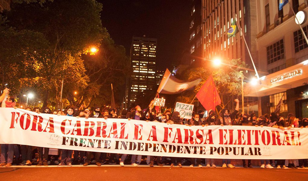 RIO DE JANEIRO, RJ, 19.08.2013: MANIFESTAÇÃO/RIO – Manifestantes e integrantes do grupo Black Blocs (pessoas vestidas de preto e mascaradas para não serem identificados pelas autoridades), durante manifestação contra o governador Sérgio Cabral, nesta segu (Foto: Valter Lima) RIO DE JANEIRO, RJ, 19.08.2013: MANIFESTAÇÃO/RIO – Manifestantes e integrantes do grupo Black Blocs (pessoas vestidas de preto e mascaradas para não serem identificados pelas autoridades), durante manifestação contra o governador Sérgio Cabral, nesta segu