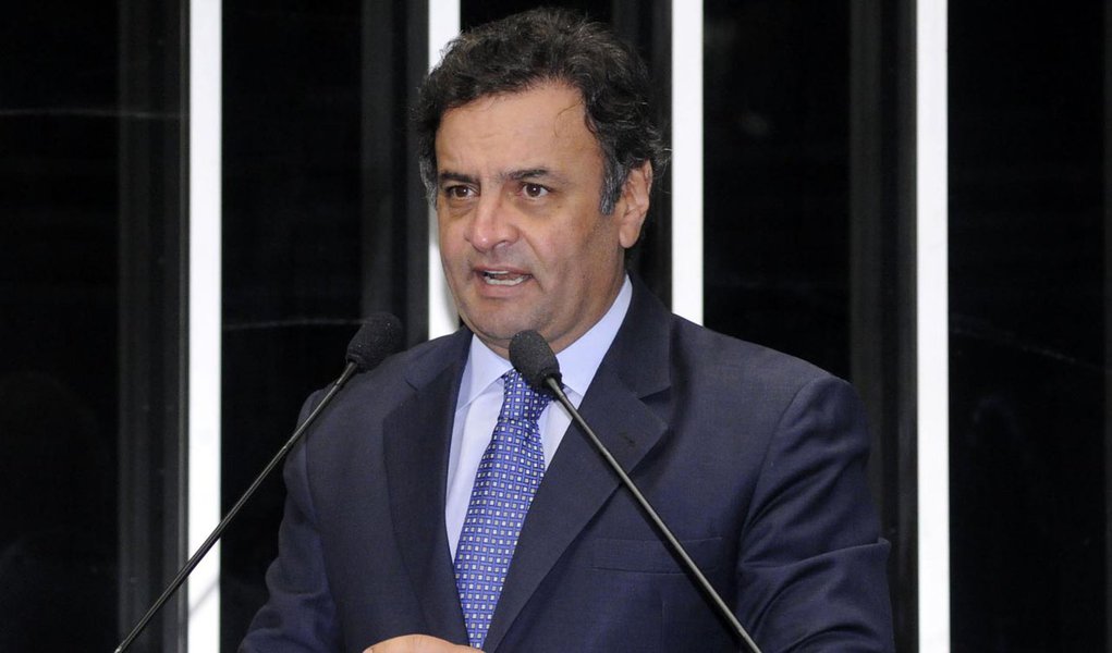 Aécio oferece vaga do Senado em MG para o PMDB (Foto: Waldemir Barreto) Aécio oferece vaga do Senado em MG para o PMDB