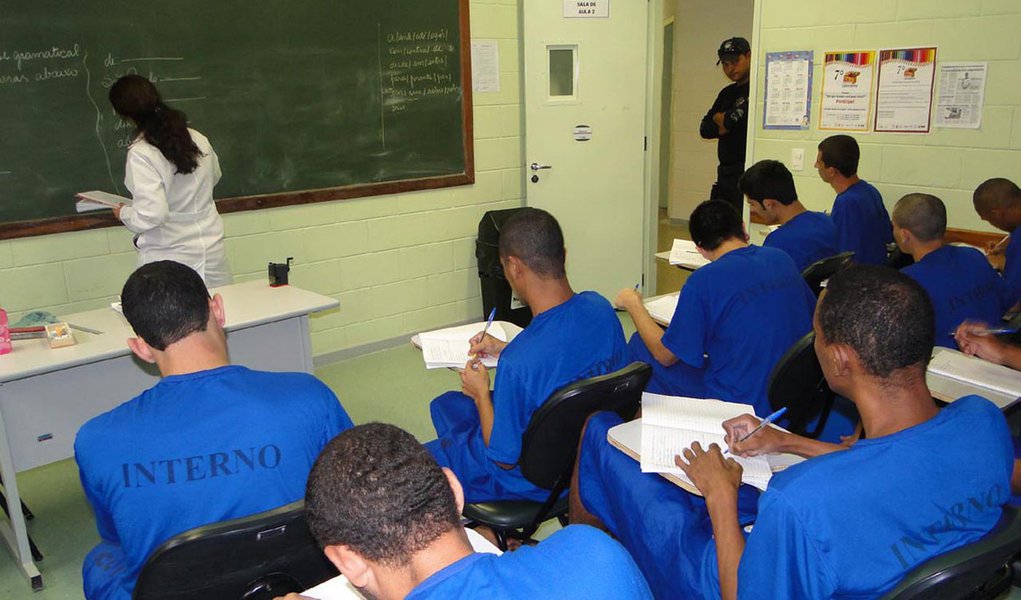 Cresce número de presos estudando em Pernambuco Cresce número de presos estudando em Pernambuco